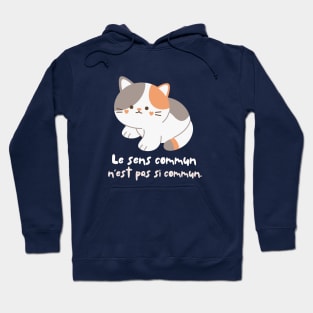 Cute cat with Voltaire quote: Le sens commun n&amp;#39;est pas si commun Hoodie